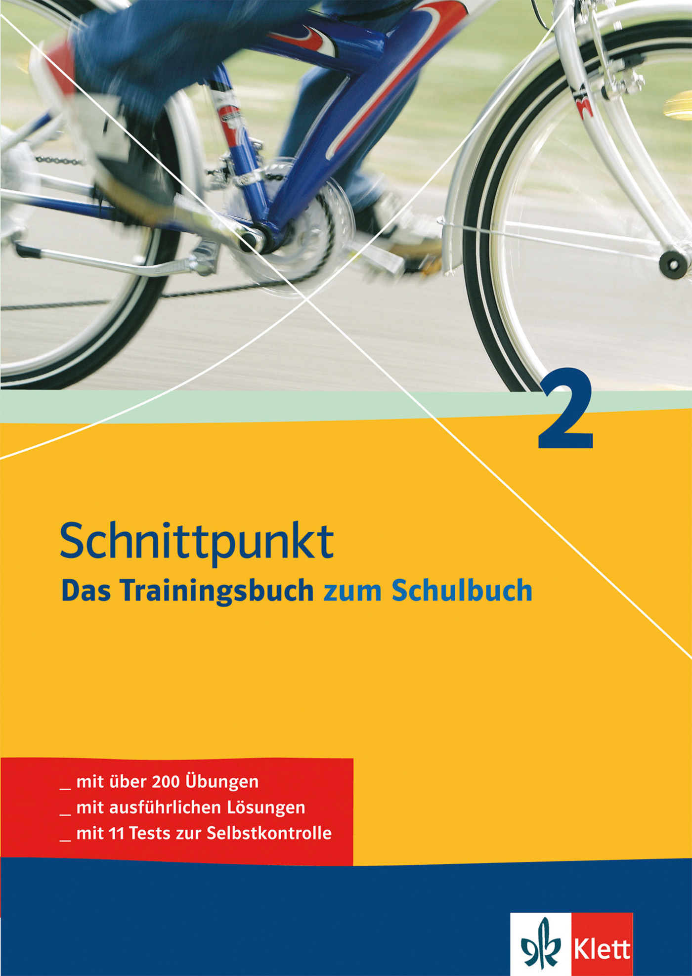 Eine Person, die Fahrrad fährt, erscheint unscharf in Bewegung vor einem gelben und blauen Schulbucheinband mit deutschem Text und der Zahl 2.