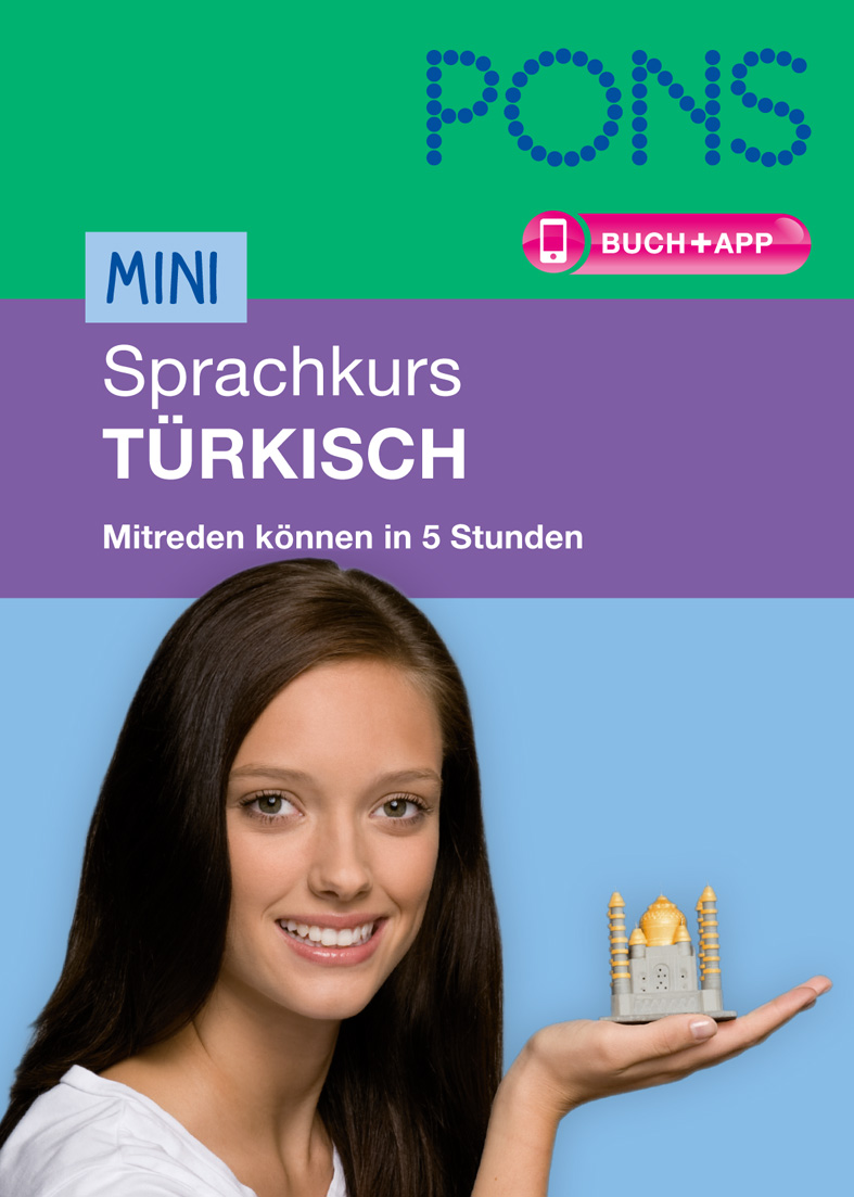 Eine Frau hält ein Miniaturmodell eines Gebäudes in der Hand. Der Umschlagtext wirbt für einen PONS Türkisch-Minikurs mit Buch und App.