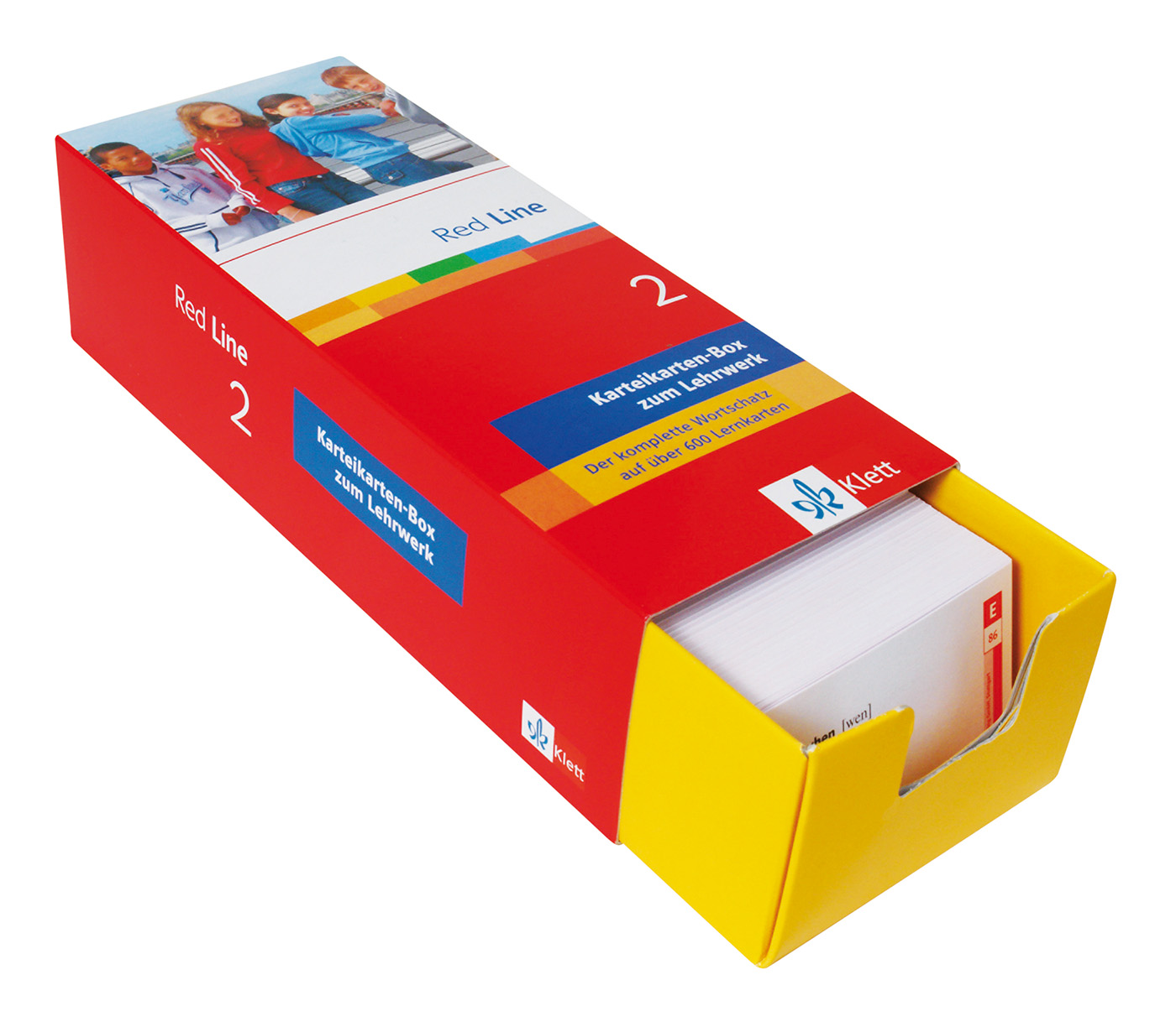 Eine rechteckige Schachtel mit der Aufschrift Red Line 2, die Lernkarten zum Üben von Sprachen enthält und auf der Seite und auf der Vorderseite mit dem Branding von Klett versehen ist.