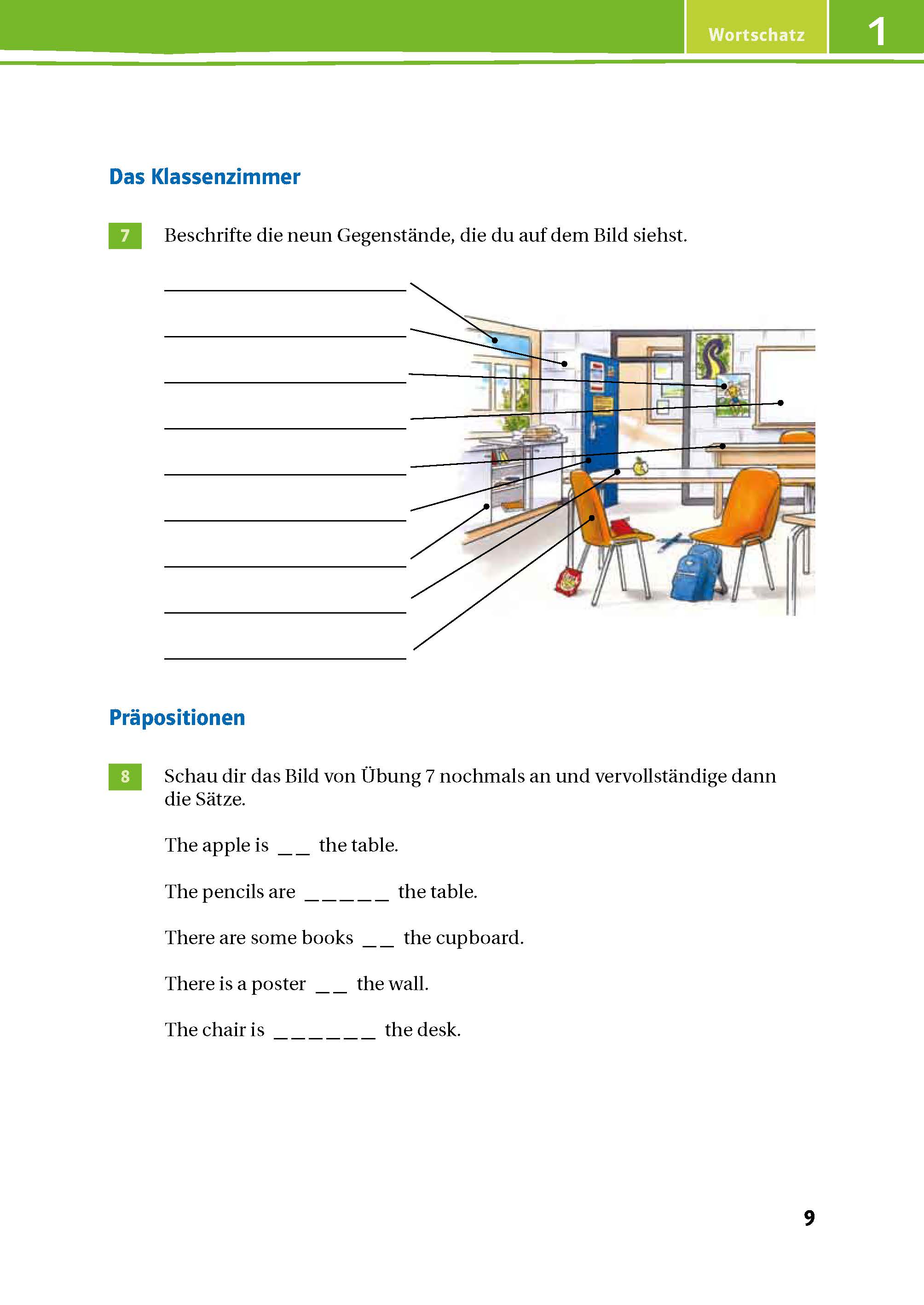 Green Line 1 - Das Trainingsbuch Eine Klassenzimmerszene mit beschrifteten Linien, die auf Objekte wie eine Uhr, ein Bücherregal, ein Fenster, einen Globus, einen Tisch, einen Stuhl, Bücher, ein Poster und einen Schrank zeigen.