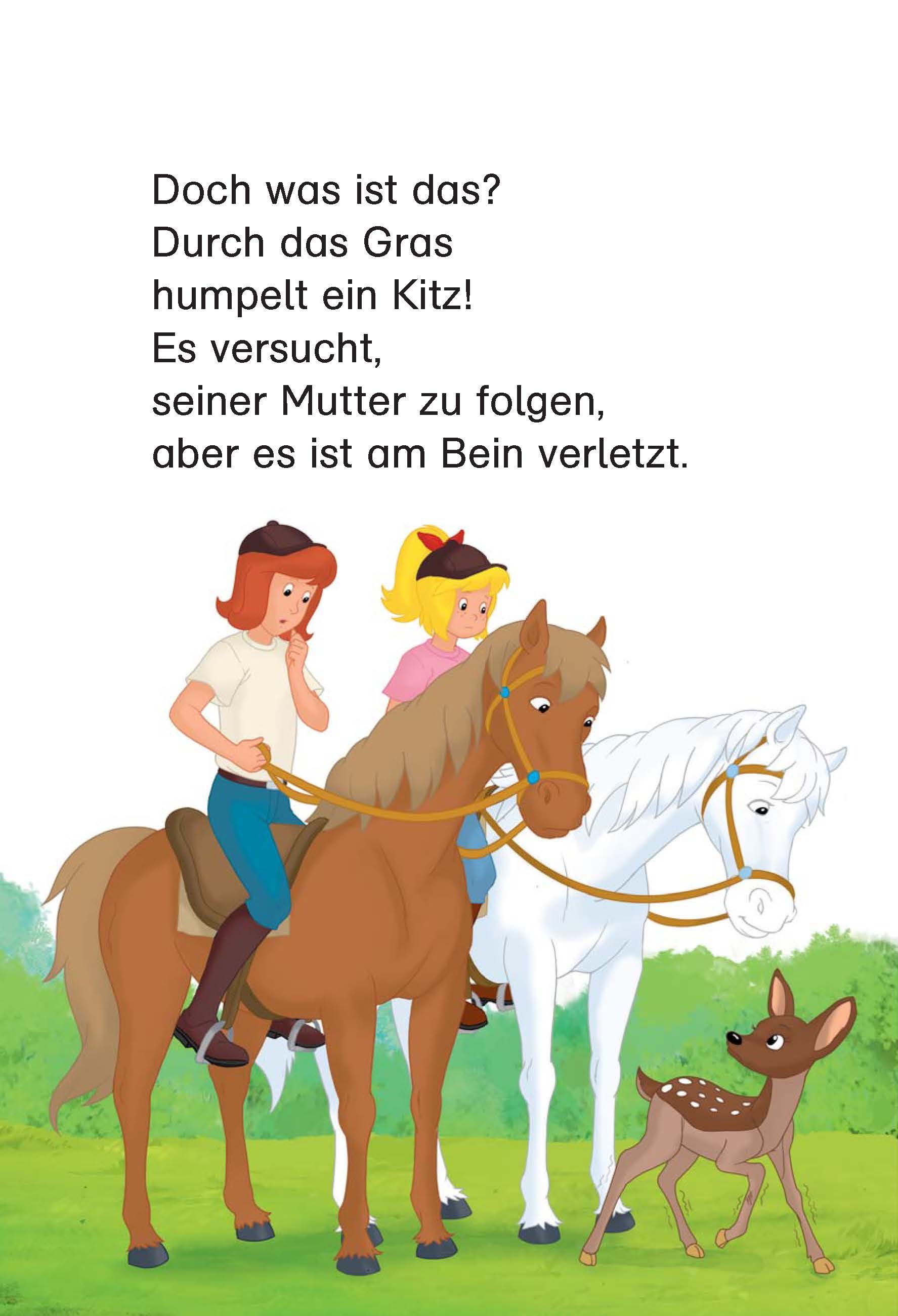 Bibi & Tina: Pferde satteln, fertig, los! Zwei Kinder auf Pferden beobachten ein Rehkitz mit einem verletzten Bein, das im Gras steht. Darüber erscheint ein Text in deutscher Sprache, der die Szene beschreibt.