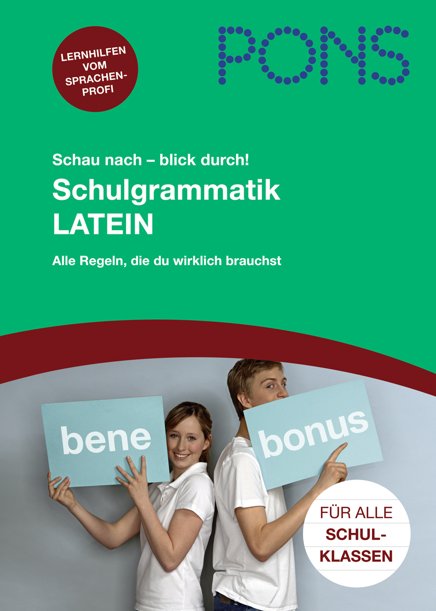 Buchumschlag von PONS Schulgrammatik Latein mit zwei Schülern, die Schilder mit bene und bonus halten, und einem Text, der für lateinische Grammatikregeln für alle Schulklassen wirbt.