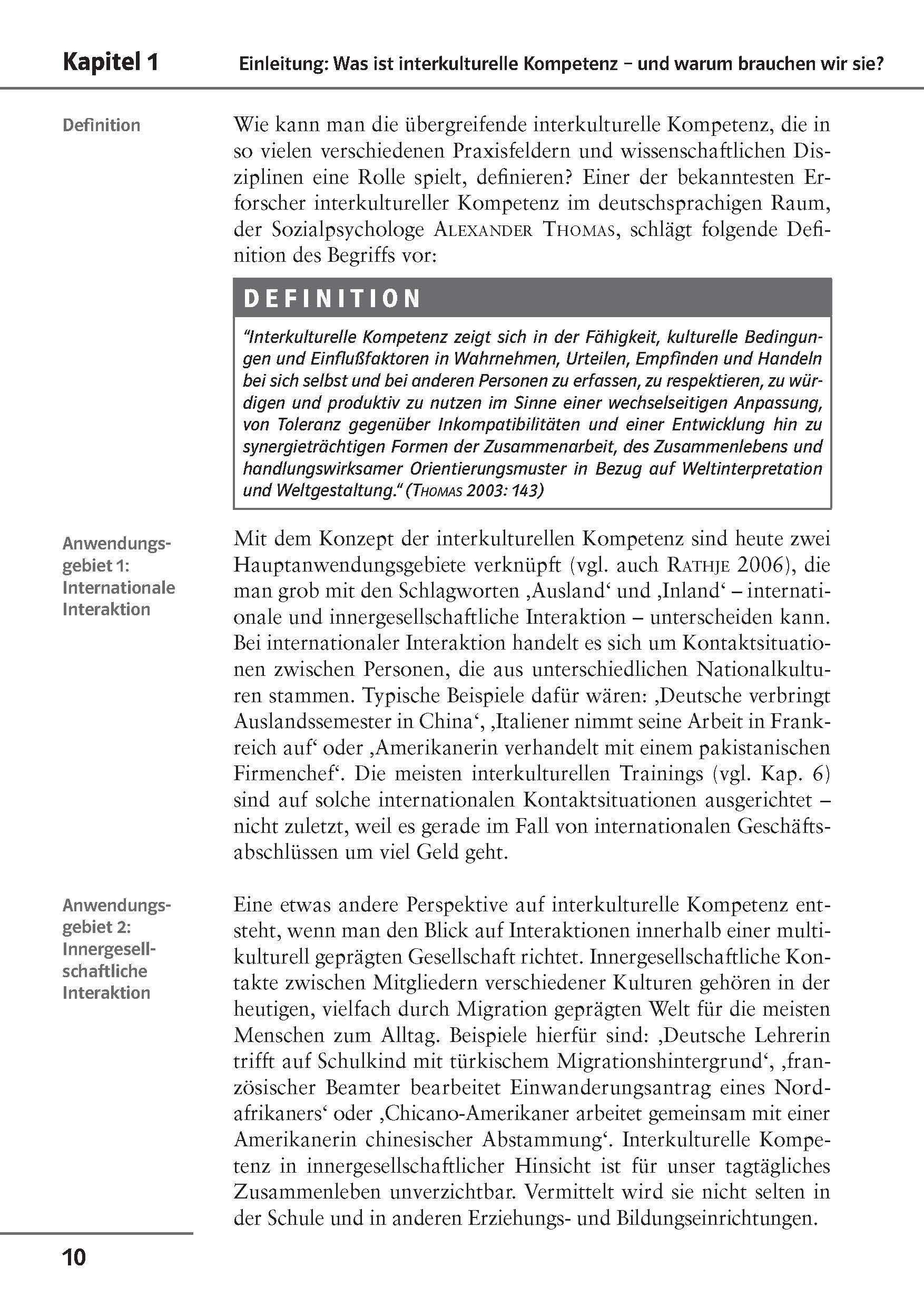 Eine deutschsprachige Lehrbuchseite über interkulturelle Kompetenz mit einer Definition von Alexander Thomas in einem hervorgehobenen Kasten und Abschnitten, die internationale und arbeitsbezogene Interaktionen beschreiben.