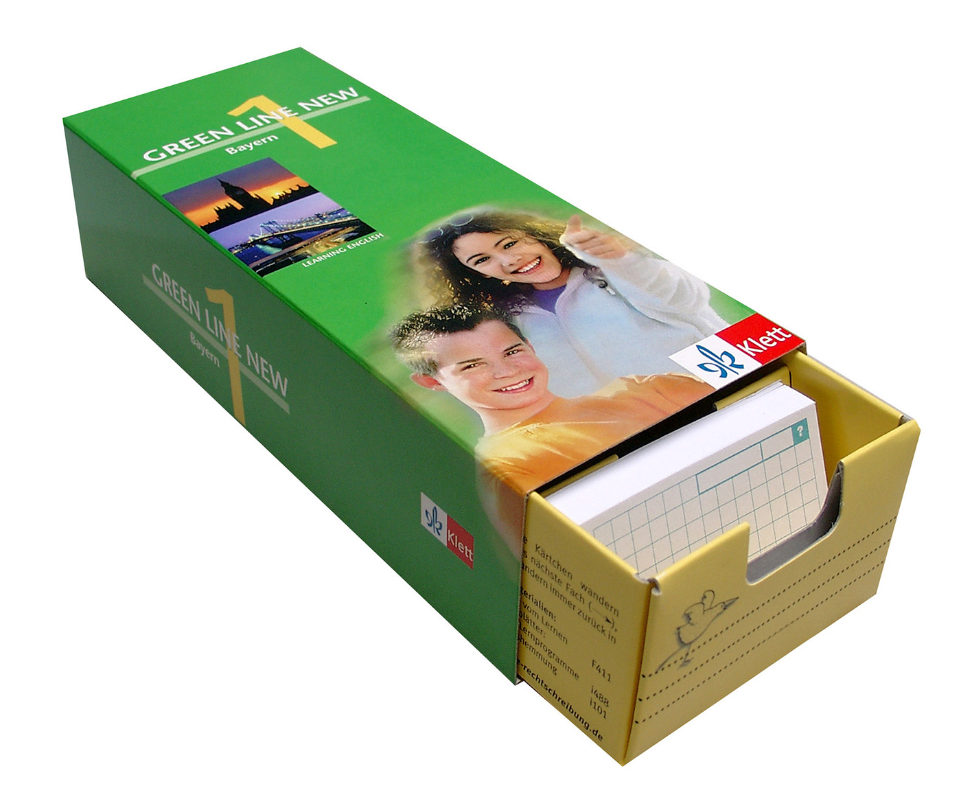 Ein grüner Kasten mit der Aufschrift Green Line New mit Bildern lächelnder Menschen, der einen Stapel Karteikarten oder Lernkarten enthält, die teilweise aus einem Ende herausgezogen sind.