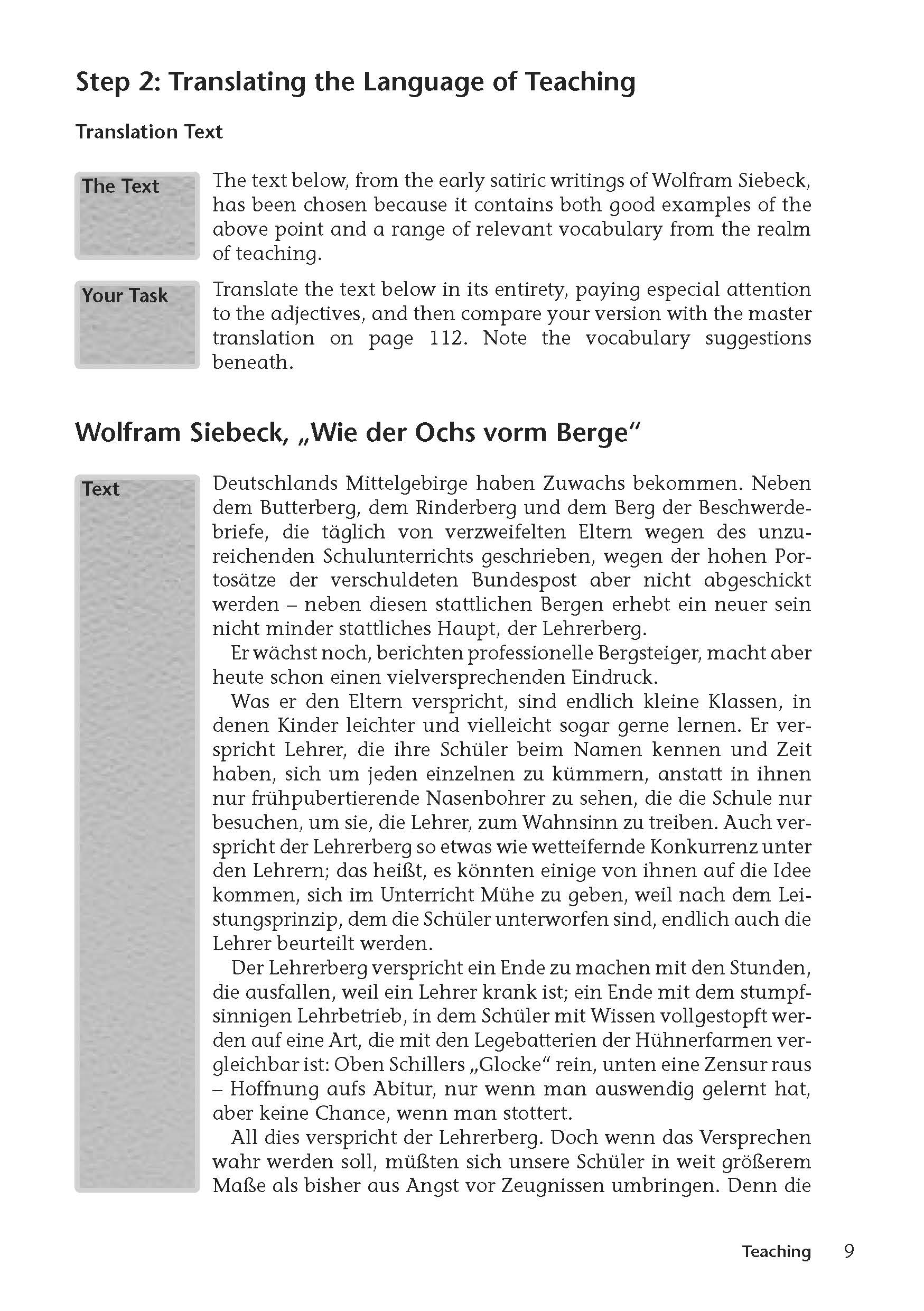 Auf einer Lehrbuchseite wird ein deutscher Textauszug von Wolfram Siebeck zur Übersetzung angeboten, mit Anweisungen und zwei grauen Textfeldern mit der Aufschrift Der Text und Ihre Aufgabe am oberen Rand.