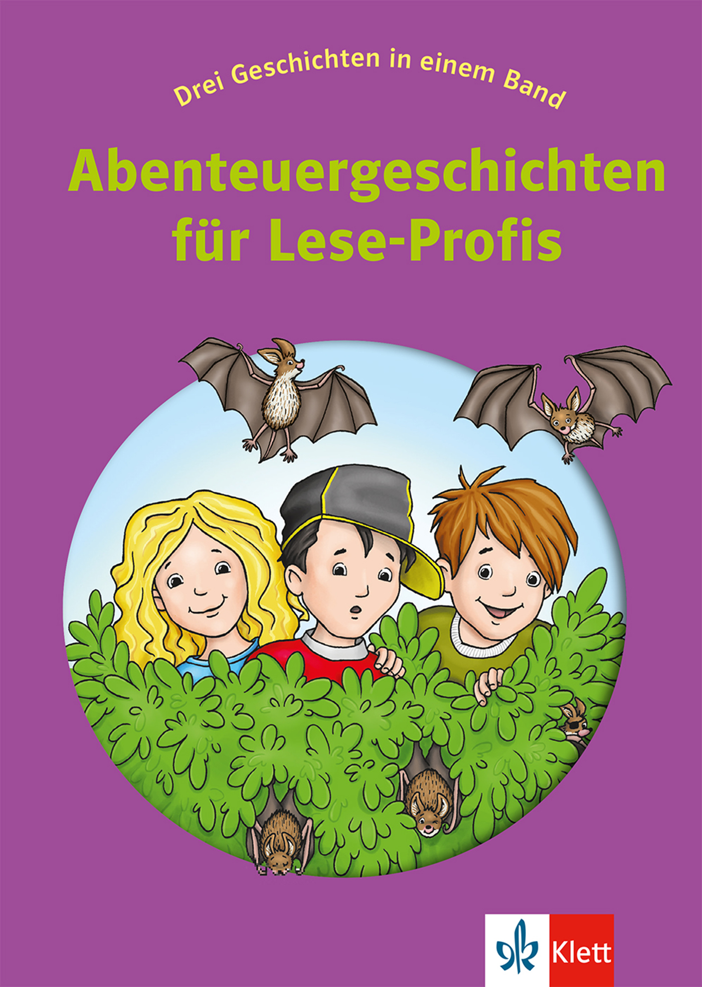 Drei Kinder lugen hinter grünen Büschen hervor, über ihnen fliegen drei Fledermäuse auf einem lila Hintergrund. Auf dem Umschlag sind der deutsche Text und das Logo des Klett-Verlags abgebildet.