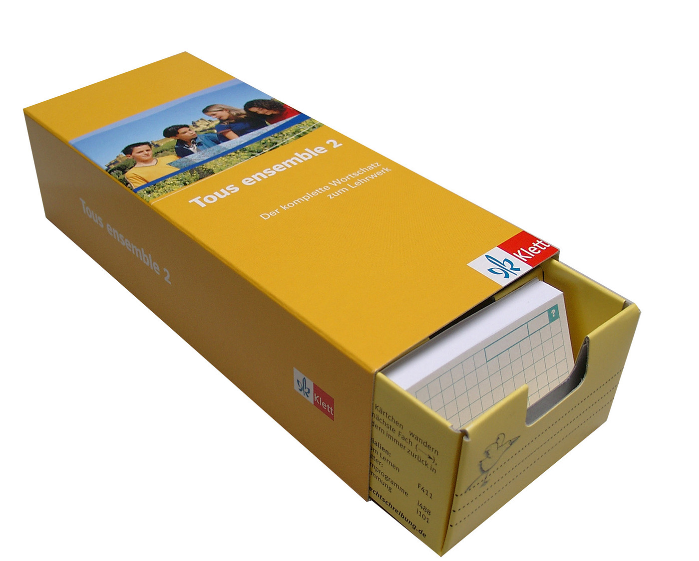 Tous Ensemble 2 - Vokabel-Lernbox zum Schülerbuch Gelbe Schachtel mit der Aufschrift Tous ensemble 2, die Lehrmaterial enthält und teilweise geöffnet ist, um die darin befindlichen Rasterkarten zu zeigen.