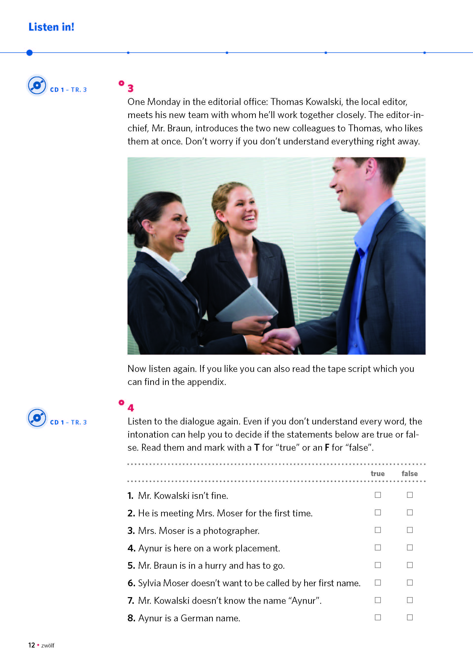 Drei Personen in Geschäftskleidung stehen in einem Büro und lächeln, als ob sie sich unterhalten würden. Ein Mann hält ein Klemmbrett, während ein anderer Mann und eine Frau zuhören.