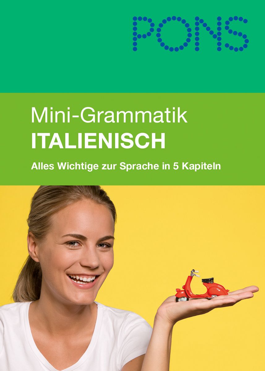 Eine lächelnde Frau hält ein kleines rotes Rollermodell in ihrer Hand. Auf dem Buchumschlag steht: Mini-Grammatik ITALIENISCH. Alles Wichtige zur Sprache in 5 Kapiteln.