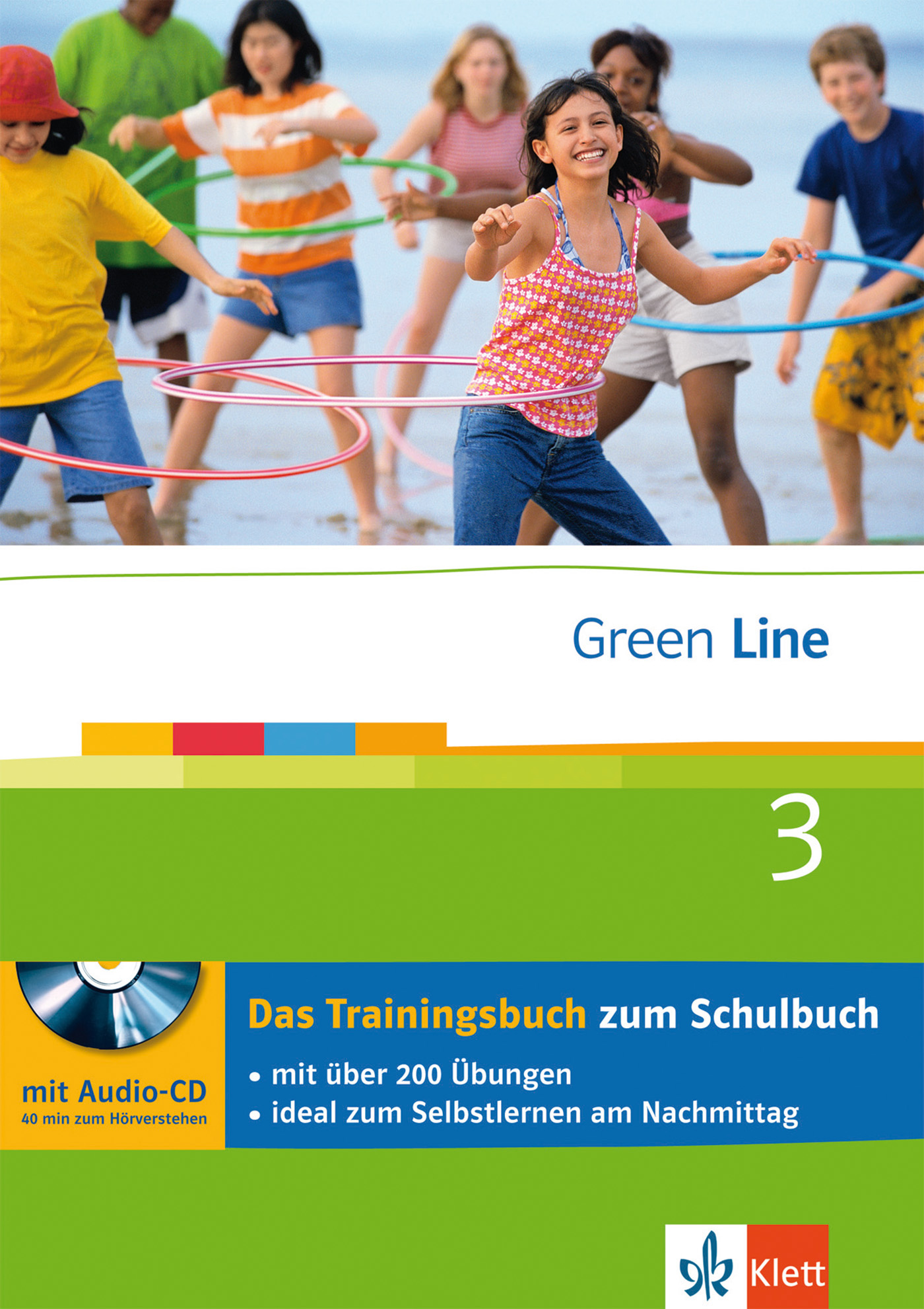 Green Line 3 - Das Trainingsbuch Eine Gruppe von Kindern spielt mit Hula-Hoop-Reifen an einem Strand. Das Cover wirbt für die Grüne Linie 3: Das Trainingsbuch zum Schulbuch mit Audio-CD und über 200 Übungen.