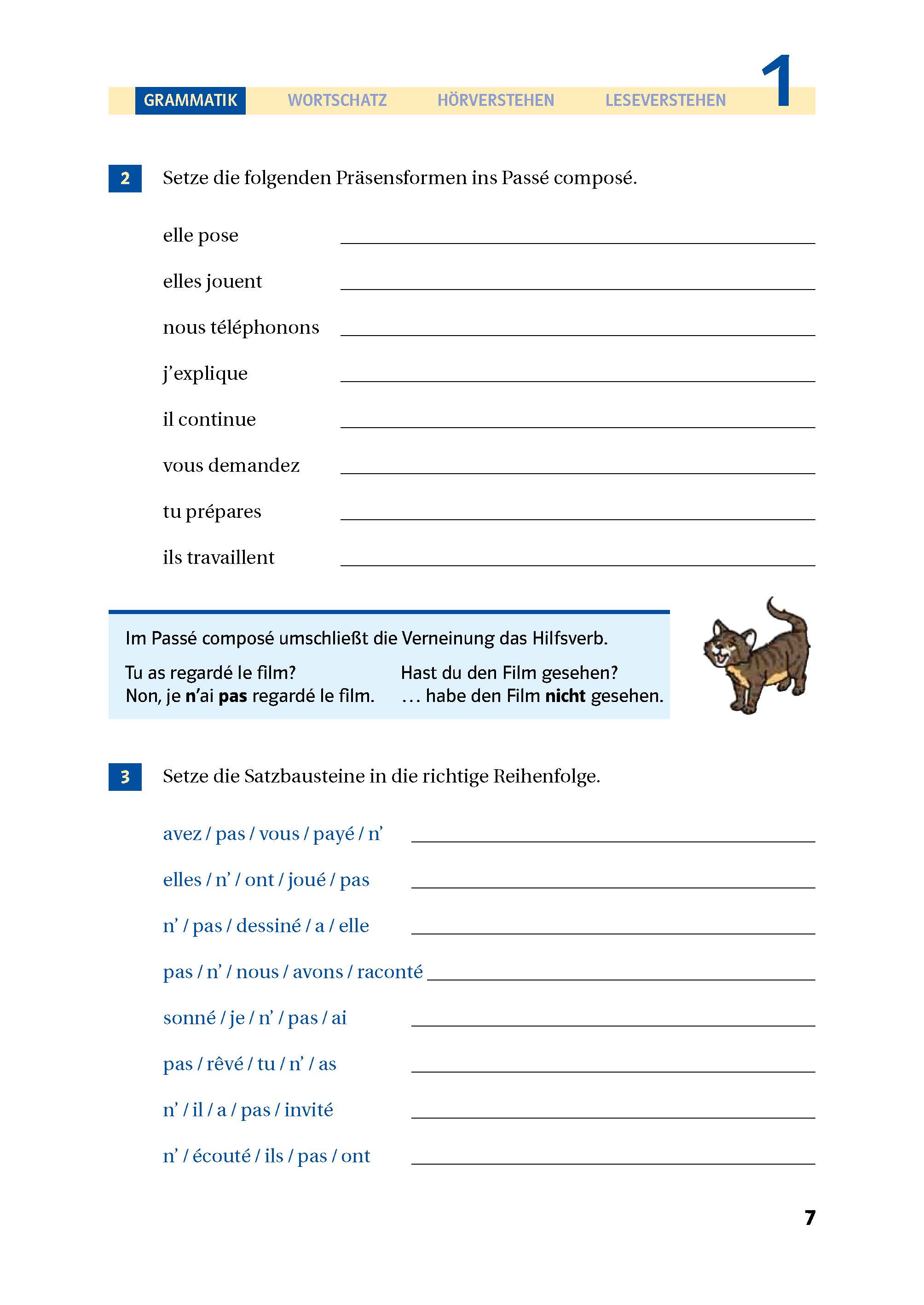 Eine deutsch-französische Grammatik-Übungsseite mit Sätzen, die in das passé composé umgewandelt werden müssen, und einer Sequenzaufgabe, die eine Zeichentrickkatze und blaue Abschnittsüberschriften zeigt.