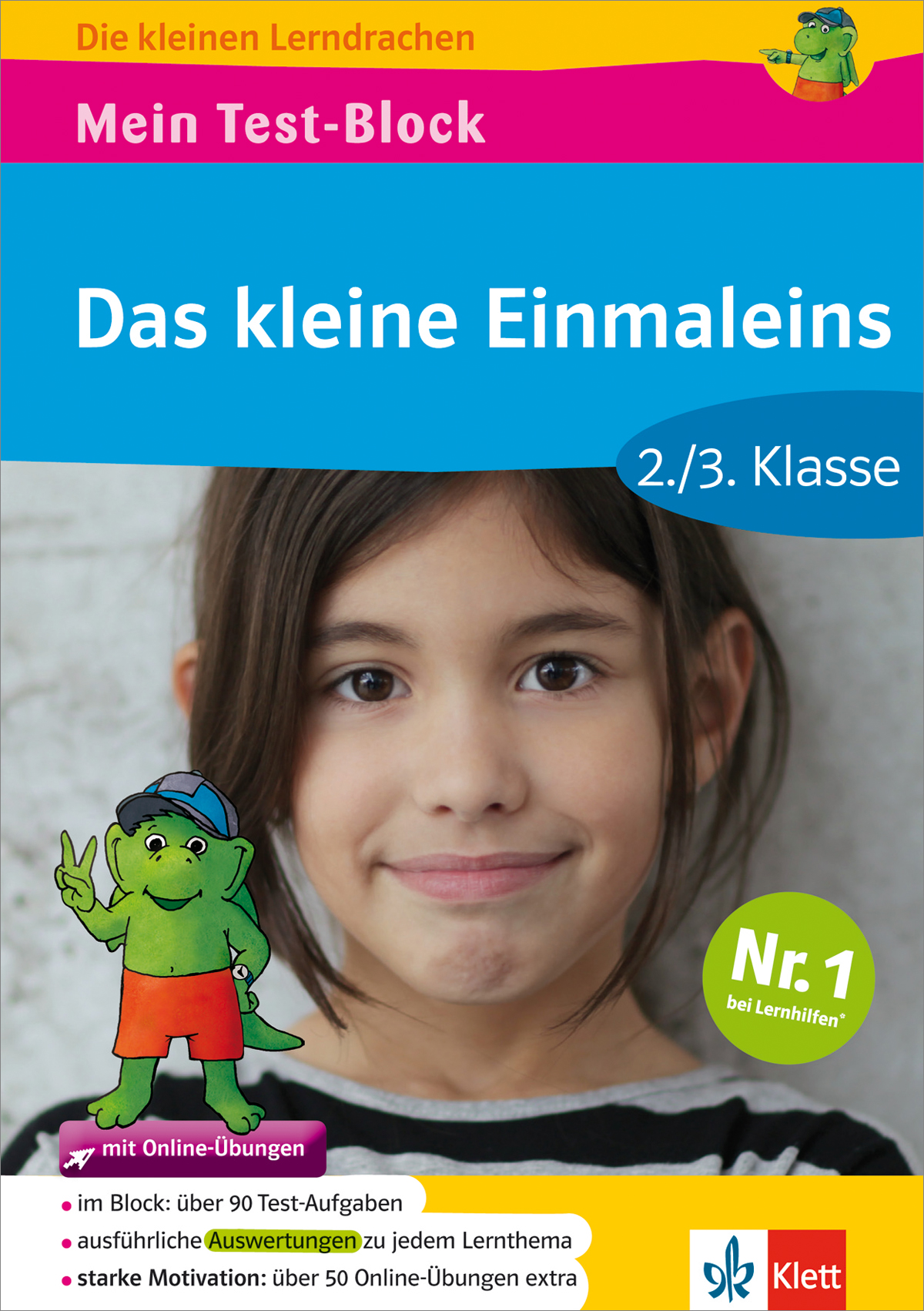 Ein junges Mädchen mit langen dunklen Haaren steht vor einem blauen Hintergrund mit deutschem Text, der für ein Mathe-Arbeitsheft für die 2. und 3. Klasse wirbt, mit einer Drachenkarikatur und dem Klett-Logo.
