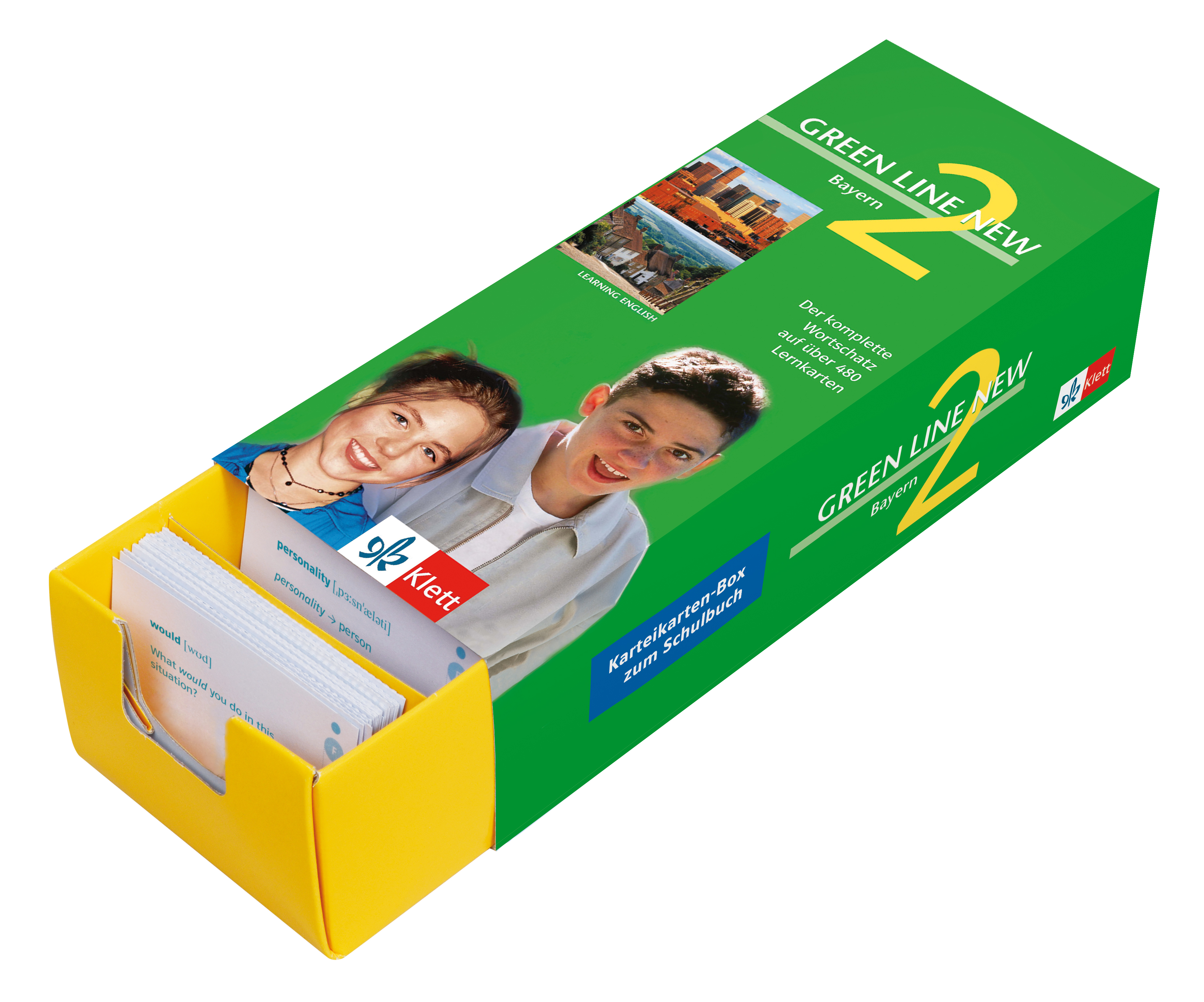 Eine grün-gelbe Schachtel mit der Aufschrift Green Line New 2, die Vokabelkarten enthält und auf der Verpackung Fotos von zwei Personen und einem Gebäude zeigt.