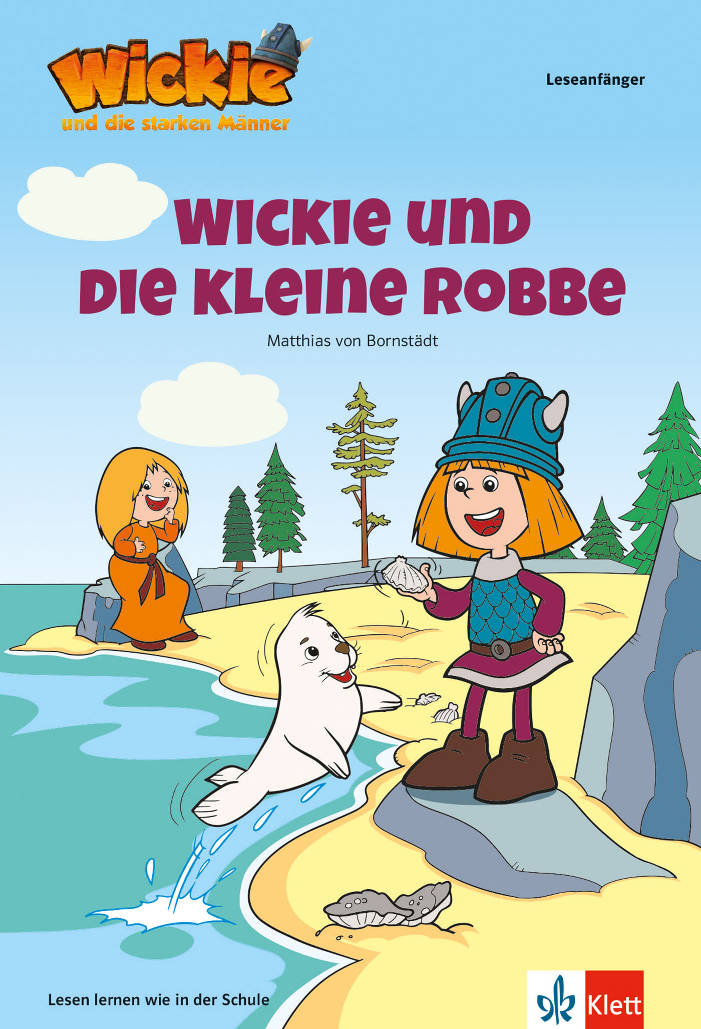 Illustriertes Cover eines Kinderbuchs, das ein lächelndes Kind in Wikingerkleidung zeigt, das eine kleine weiße Robbe am Strand begrüßt, mit einer anderen Figur und Bäumen im Hintergrund.