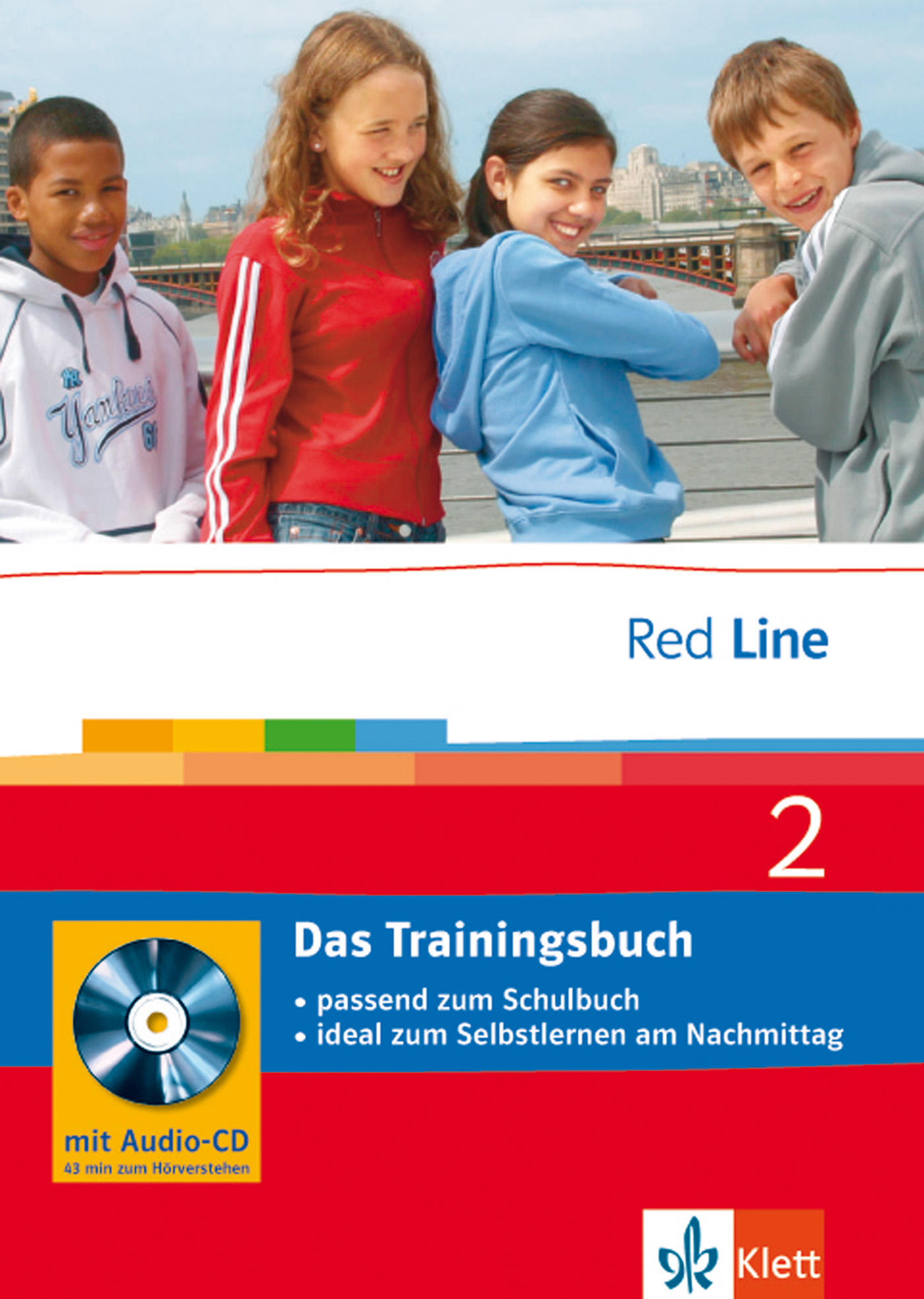 Vier Teenager stehen im Freien, lächeln und posieren für die Kamera. Das Bild ist auf dem Cover eines deutschsprachigen Arbeitsbuchs mit dem Titel Red Line 2 Das Trainingsbuch von Klett zu sehen.