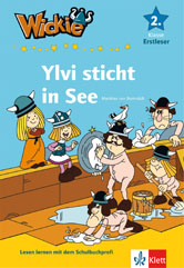Cartoon-Wikinger, darunter Kinder, arbeiten und spielen auf einem Holzschiff. Der Umschlagtext lautet Ylvi sticht in See mit zusätzlichem deutschen Text und einem blauen Stern, der 2. Klasse Erstleser.