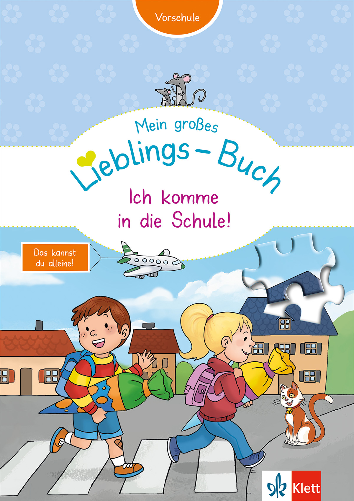 Zwei Kinder mit Rucksäcken überqueren händchenhaltend eine Straße, eine Katze sitzt in der Nähe, und über ihnen fliegt ein Flugzeug. Die Szene ist fröhlich und hat das Thema Schule.