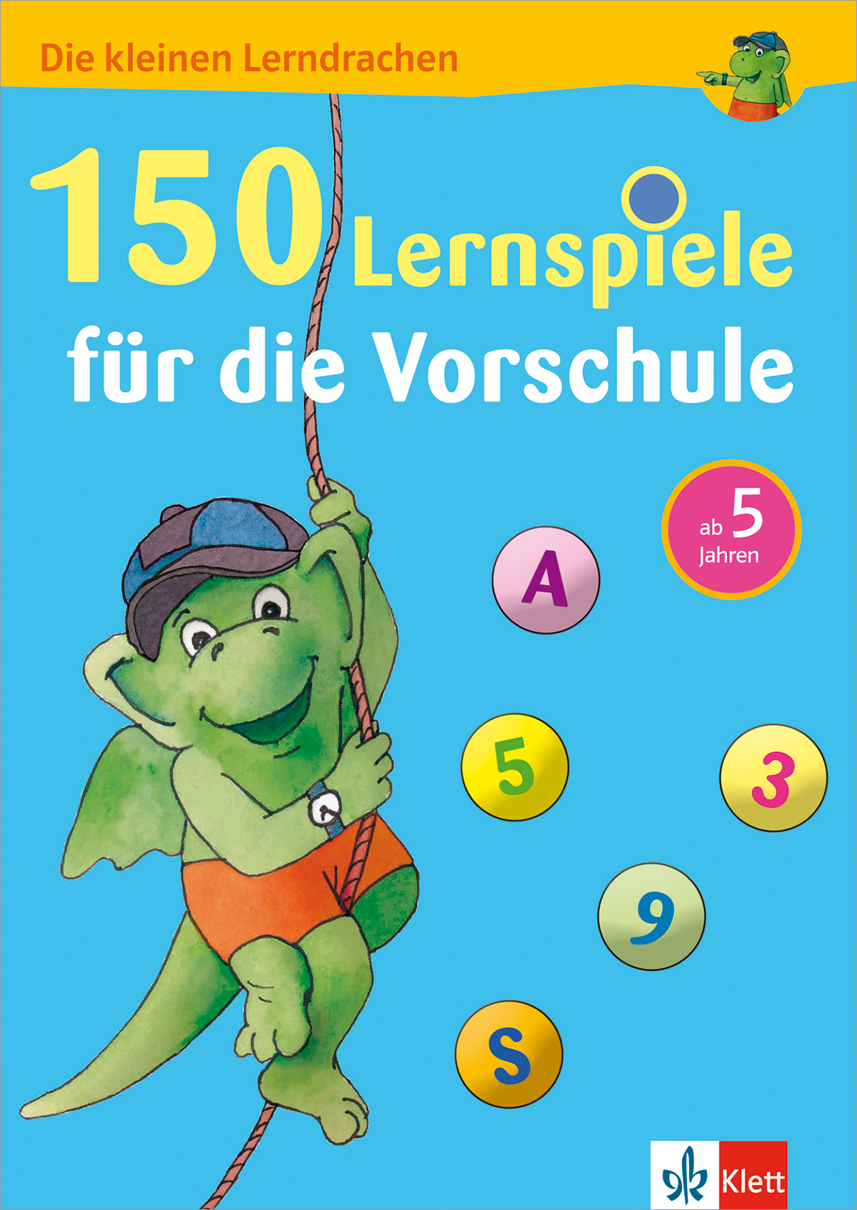 Ein grüner Cartoon-Drache, der ein Stirnband und einen Badeanzug trägt, klettert an einem Seil hoch. Bunte Zahlen und Buchstaben sind auf einem blauen Hintergrund verstreut. Der Text auf Deutsch lautet 150 Lernspiele für die Vorschule.