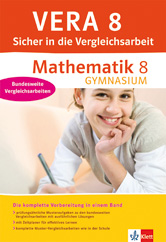 Umschlag eines deutschen Studienführers mit dem Titel VERA 8 Mathematik 8 Gymnasium, der einen lächelnden Schüler beim Schreiben zeigt, mit einem Text über die Vorbereitung auf standardisierte Mathetests.