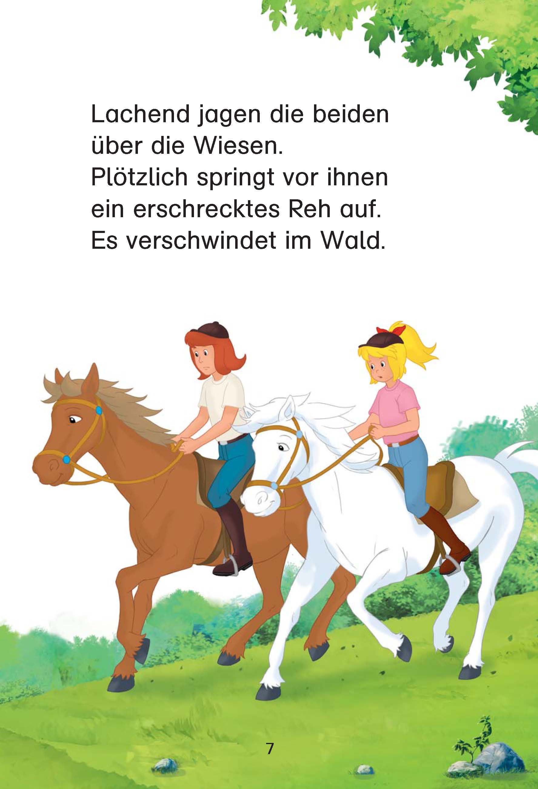 Bibi & Tina: Pferde satteln, fertig, los! Zwei Mädchen reiten auf Pferden über eine Wiese. Ein aufgeschrecktes Reh springt ihnen vor die Füße und rennt in Richtung Wald. Der deutsche Text ist über der Illustration sichtbar.