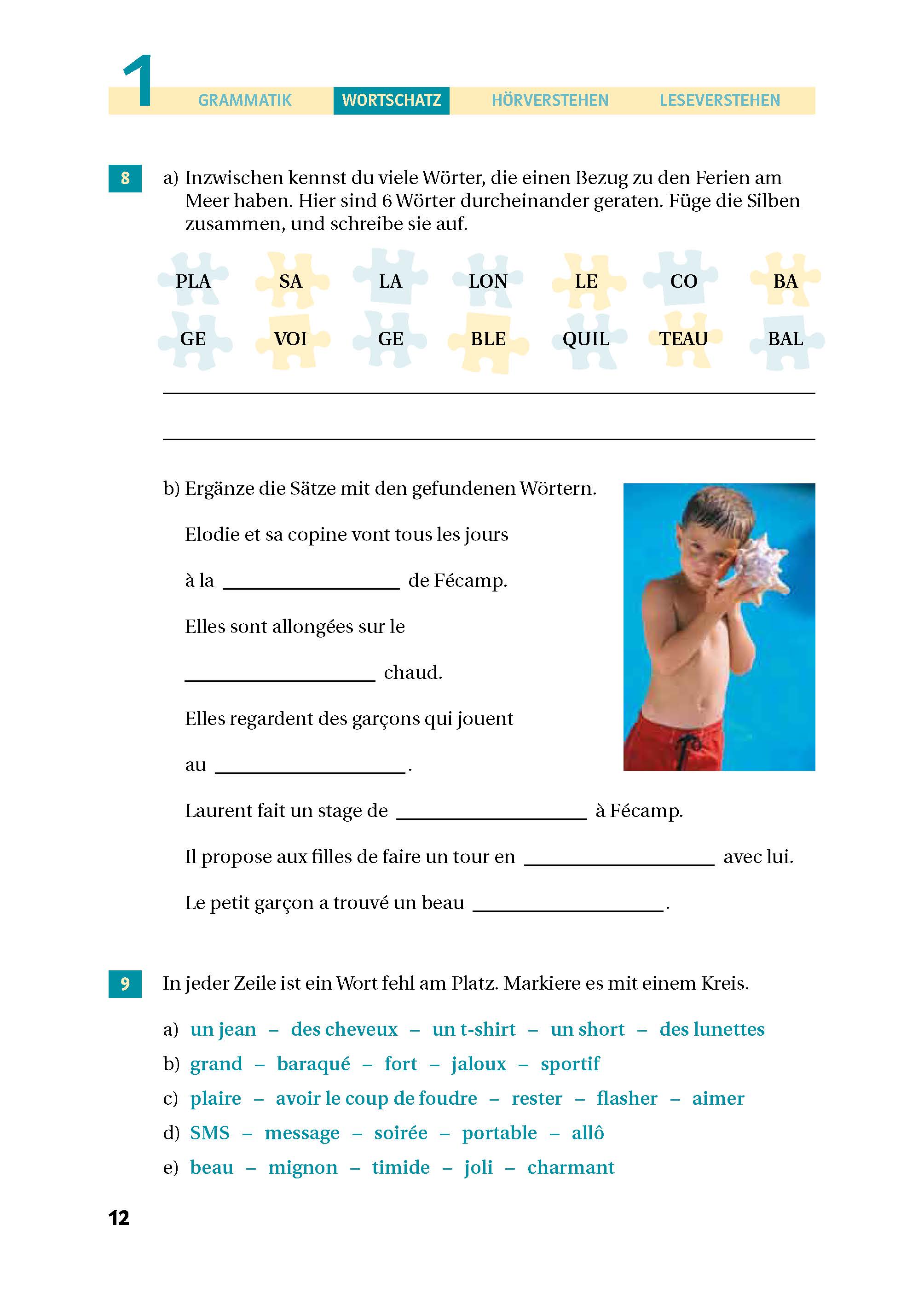 Eine deutschsprachige Arbeitsbuchseite mit Wortschatzübungen, einer Aufgabe zum Ausfüllen, einem kleinen Foto von einem Jungen, der sich mit einem Handtuch abtrocknet, und einer Multiple-Choice-Frage zu Kleidungsstücken.
