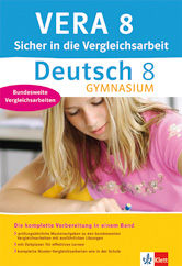 Ein Mädchen schreibt in ein Notizbuch auf dem Umschlag eines Deutschlehrbuchs mit dem Titel VERA 8 Deutsch 8 Gymnasium.