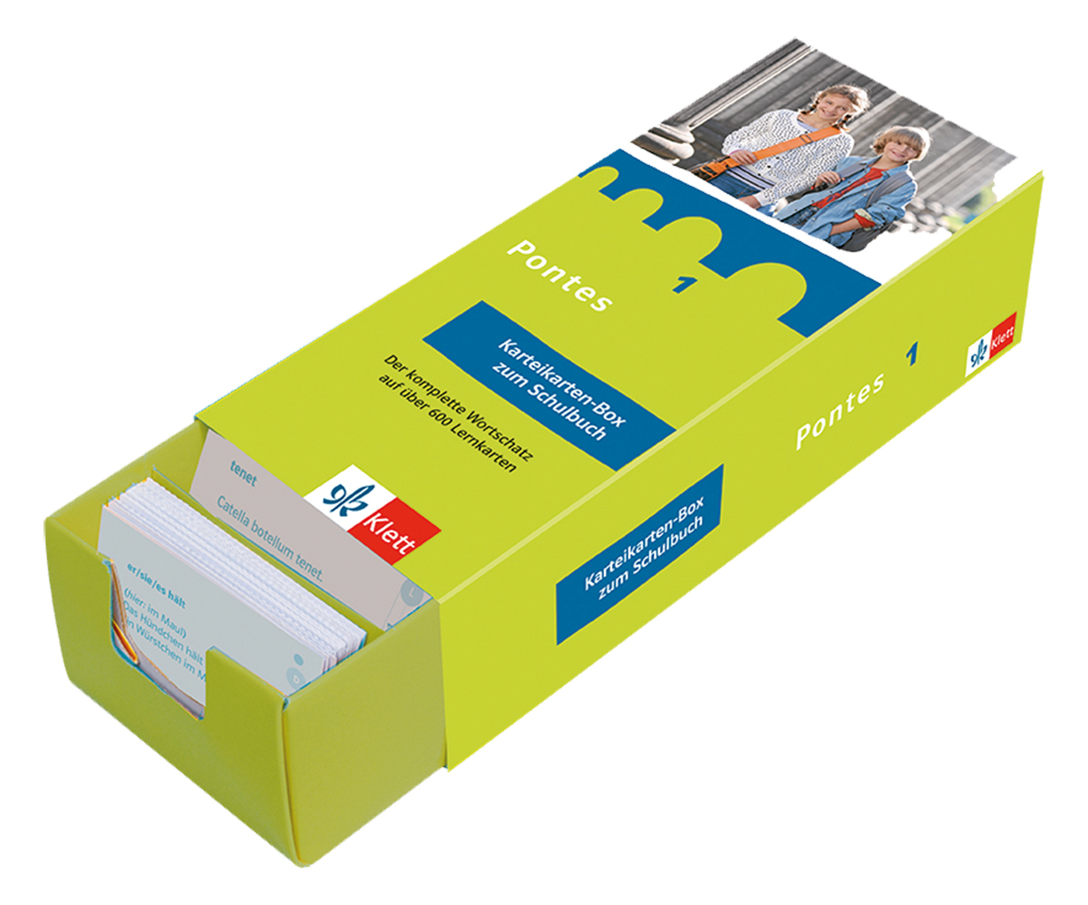 Pontes 1 - Vokabel-Lernbox zum Schulbuch Eine grün-gelbe Schachtel mit der Aufschrift Pontes 1 enthält Vokabelkarten für den Schulgebrauch. Auf der Schachtel sind zwei Kinder abgebildet. Die Karten sind im Vordergrund teilweise herausgezogen.